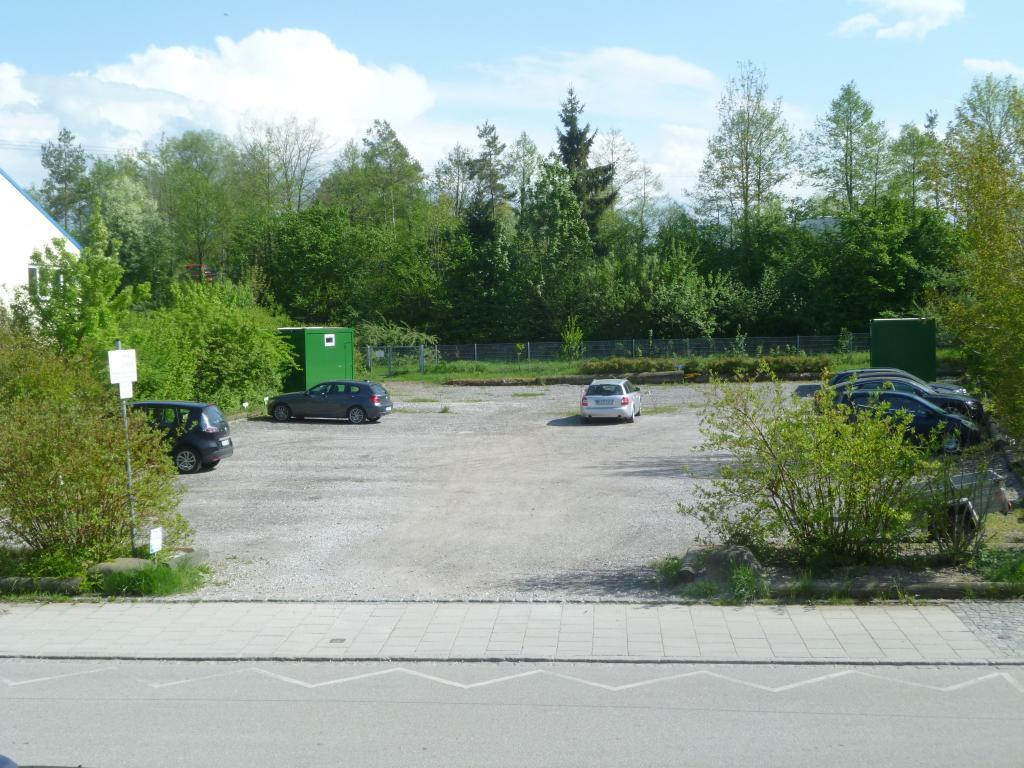 Wir haben einen Parkplatz für Sie direkt gegenüber reserviert.